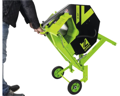 Brennholzsäge mit Fahrwerk wird von einer Person bewegt