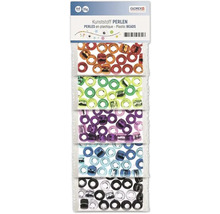 Kunststoffperlen in verschiedenen Farben in einer Verpackung