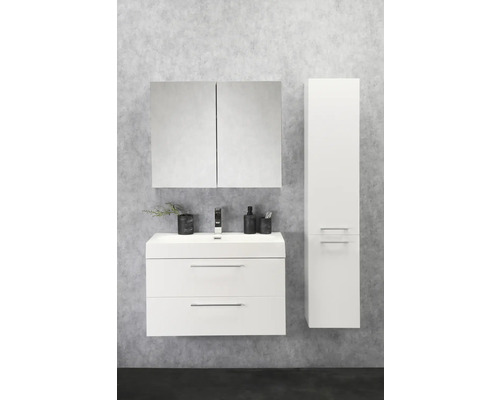 Weißer Waschtisch mit Unterschrank, Spiegelschrank und Hochschrank im Badezimmer