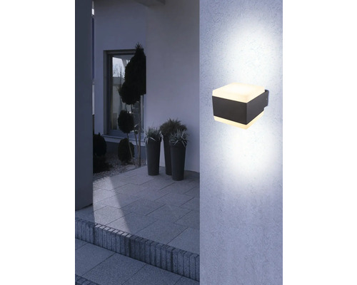 Quadratische Außenwandleuchte an einer Hauswand