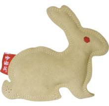 Spielzeug Hase aus Stoff mit rotem Punkt als Auge