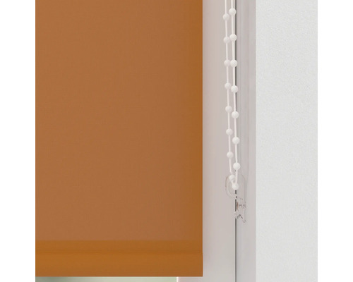 Orangefarbenes Rollo mit Kettenzug