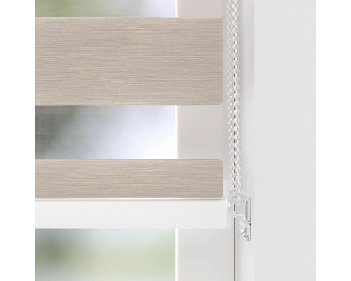 Detail einer Fensterdekoration mit Kettenzug