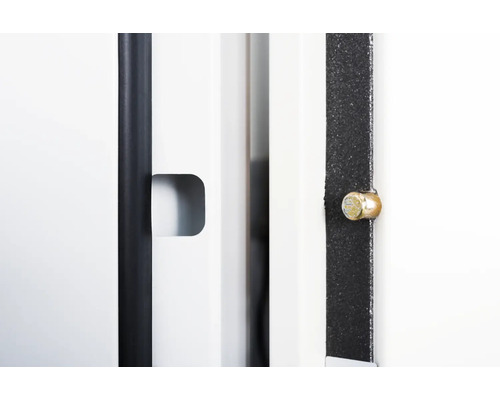 Detailansicht eines Metallspinds mit Tür und Verschluss