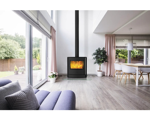 Kaminofen in hellem Wohnzimmer mit großen Fenstern und moderner Einrichtung