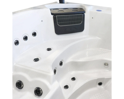 Detailansicht eines Whirlpools mit Düsen und Abluftgitter