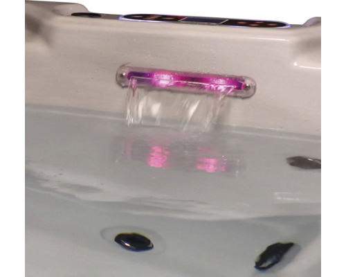 Nahaufnahme eines Whirlpools mit Wasserfall und Unterwasserbeleuchtung