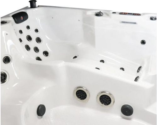 Innenansicht eines Whirlpools mit Düsen und Bedienelementen