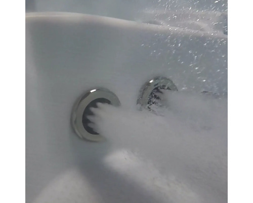 Detailaufnahme von Düsen mit Wasserstrahl in einem Whirlpool