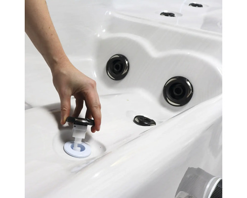 Hand setzt Düse in Whirlpool ein