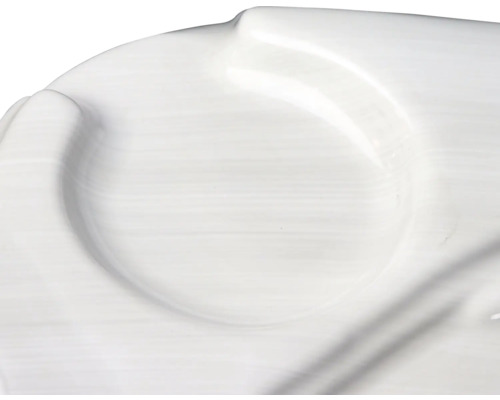 Detailansicht eines weißen Keramiktellers mit Fächern.