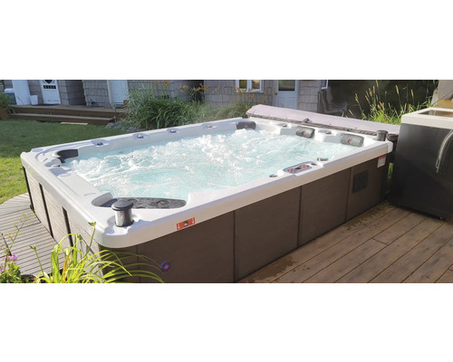 Sprudelndes Outdoor-Whirlpool auf einer Holzterrasse