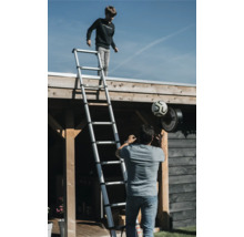 Szene im Freien mit einem Jungen auf einer Teleskopleiter und einem Mann mit einem Fußball.