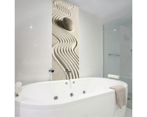 Badezimmer mit Badewanne und Wandpaneel mit Sandmuster und Steinmotiv