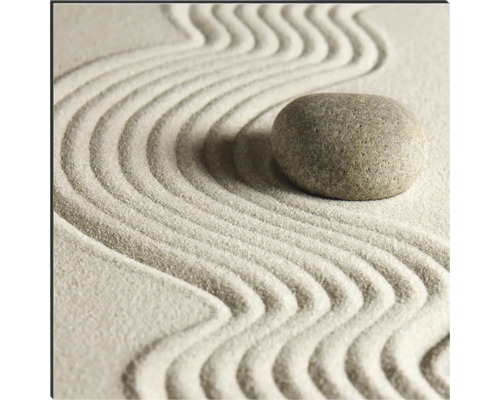 Dekorativer Zen-Garten mit Sand und Stein