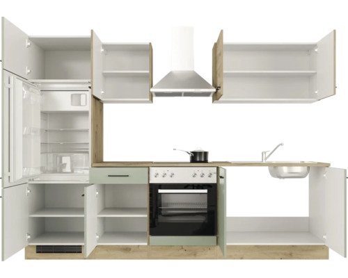 Einbauküche mit Kühlschrank, Kochfeld, Dunstabzugshaube und Spüle mit offenen Schranktüren.