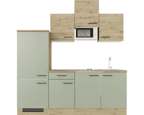 Küchenzeile mit Hängeschränken und Mikrowelle