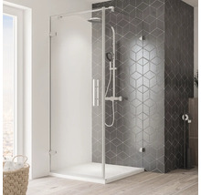 Begehbare Dusche mit Duschkopf und Handbrause vor gefliester Wand.