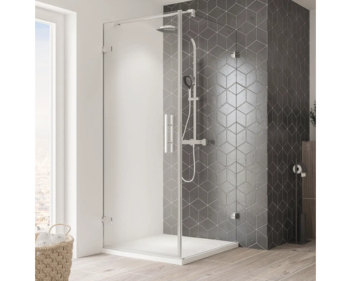 Begehbare Dusche mit Duschkopf und Handbrause vor gefliester Wand.