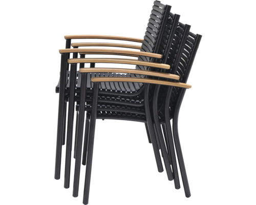 Stapel aus Gartenstühlen mit Armlehnen