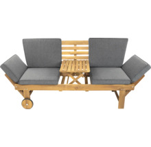 Doppelliege aus Holz mit grauen Auflagen und kleinem Tisch