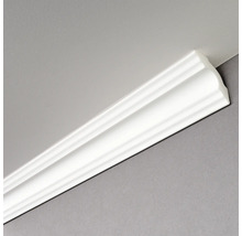 Weiße Zierleiste an Decke und Wand