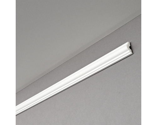 Zimmerdekor mit einer weißen Zierleiste an der Wand.