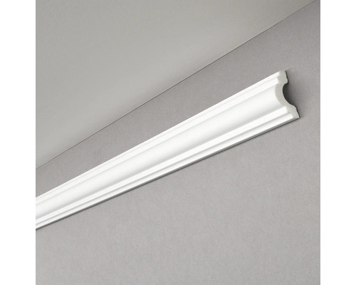 Weiße Zierleiste an der Wand montiert