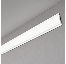 Weiße Zierleiste an Wand und Decke