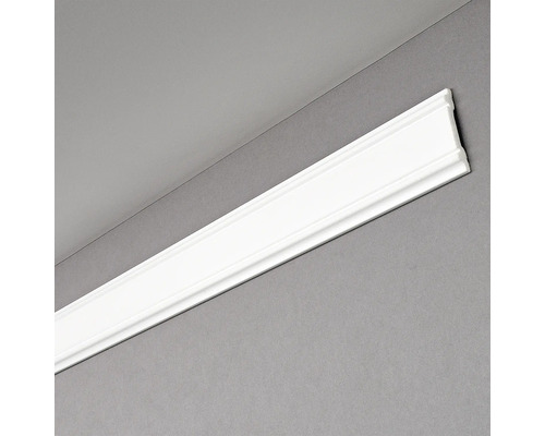 Weiße Zierleiste an Wand und Decke