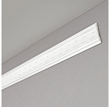Weiße Zierleiste mit Mäandermuster an der Wand
