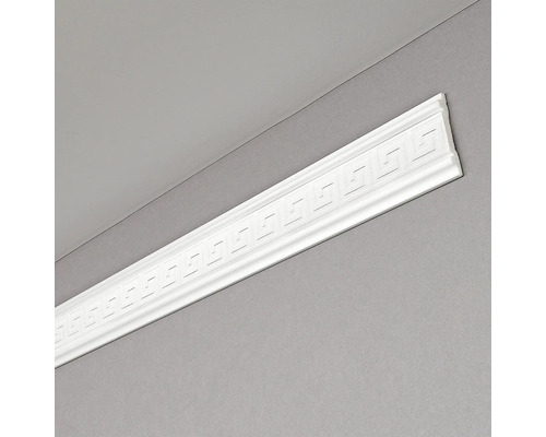Weiße Zierleiste mit Mäandermuster an der Wand
