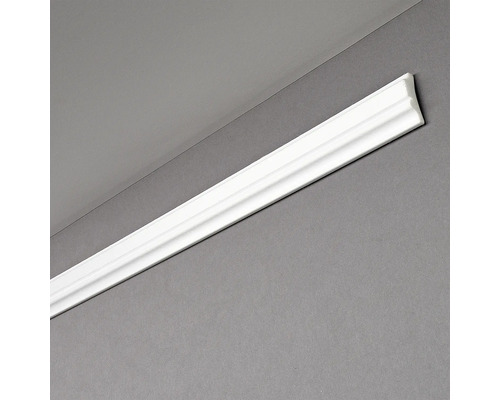 Weiße Zierleiste an Wand und Decke