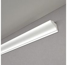 Weiße Zierleiste an Wand und Decke