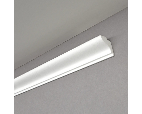 Weiße Zierleiste an Wand und Decke
