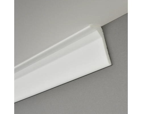 Weiße Zierleiste an Decke und Wand