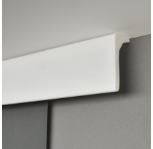 Weiße Zierleiste an Wand und Decke