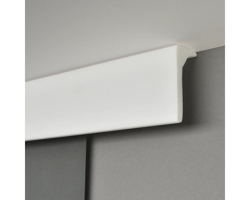 Weiße Zierleiste an Wand und Decke