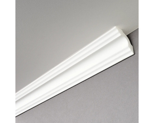 Weiße Zierleiste an Decke und Wand