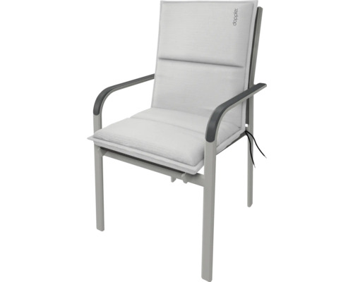 Gartenstuhl mit hellgrauem Polster und Armlehnen