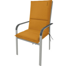 Gartenstuhl mit orangefarbenem Sitz- und Rückenkissen