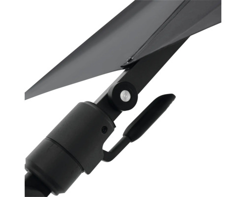 Detailansicht eines Sonnenschirms mit Handkurbel