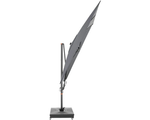 Grauer Ampelschirm auf Rollen für den Garten