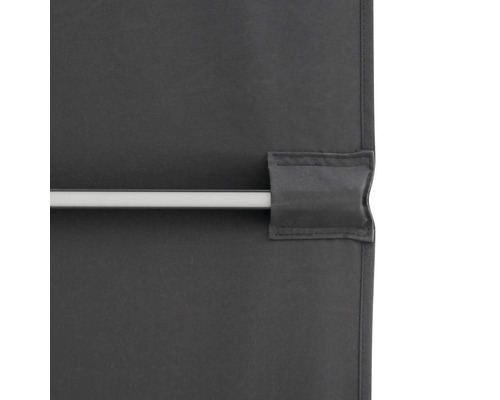 Detailansicht einer grauen, blickdichten Fensterverdunkelung mit Schlaufenaufhängung an einer Gardinenstange