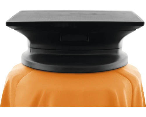 Tischfuß aus Kunststoff auf einem Tisch mit Tischdecke