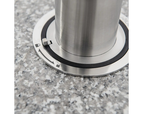 Detailansicht eines Edelstahlpfostens mit Drehverschlussmechanismus