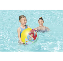 Mädchen hält einen aufblasbaren Wasserball im Schwimmbad