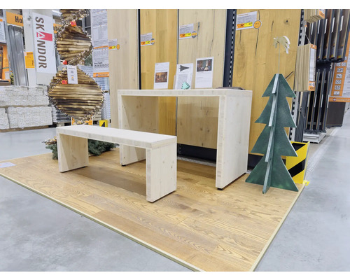Präsentation mit hellem Holztisch und Sitzbank auf Holzboden