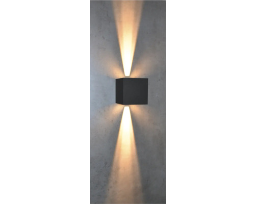 Quadratische Wandleuchte mit Lichtstrahlen nach oben und unten