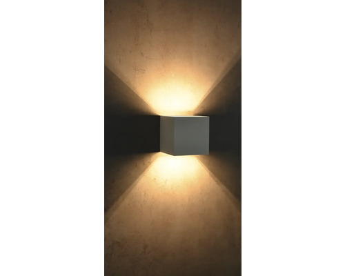 Quadratische Wandleuchte mit Lichteffekten an einer Wand